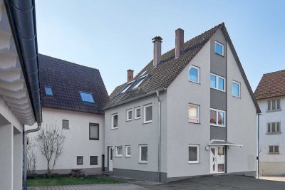 Zentral gelegenes Zweiparteienhaus mit Carport, Stellplätzen, Garten &  Einliegerwohnung