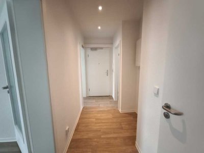 *Vier Zimmer*Balkon*Wannenbad*alles neu*