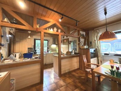 Geräumiges Einfamilienhaus mit Fußbodenheizung, Kamin und traumhaftem Grundstück