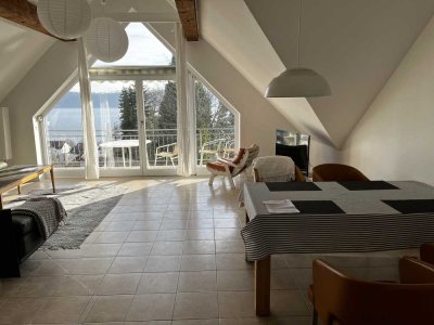 ZEITMIETE: Grosszügige 2,5-Zimmer-Dachgeschosswohnung mit Traumsicht über den Bodensee