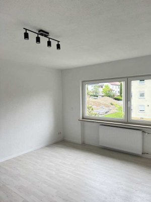 Frisch sanierte 2-Zimmer-Wohnung mit Balkon, neuer Küche & Stellplatz