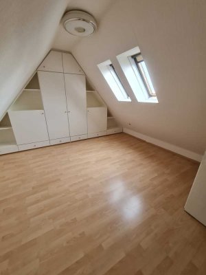 Schöne Dachgeschoss Wohnung mit Dachspitze