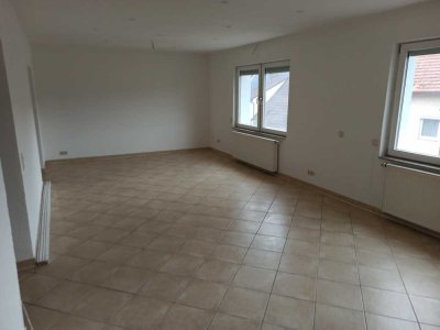 Geschmackvolle 5-Raum-Maisonette-Wohnung mit Balkon und Einbauküche in Heidenheim