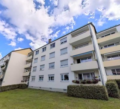 Helle & gepflegte 2-Zimmer-Wohnung mit eigenem Garten, Terrasse & großem Südwestbalkon, ca. 77,8 qm