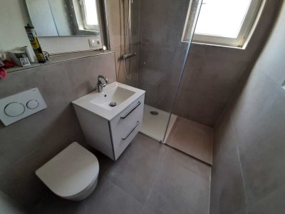 Erstbezug nach Kernsanierte charmante, lichtdurchflutete 2-Zimmer-Wohnung mit Mansardenzimmer