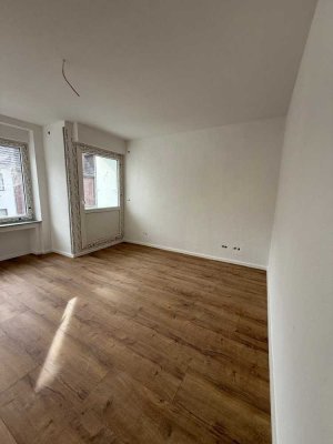 *Frisch renovierte 3 Zimmer Wohnung mit Balkon in Nienburg*