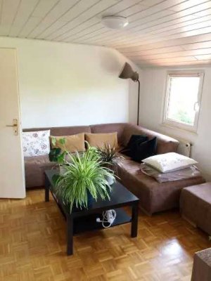 Für 2 Personen! Charmante 3,5 Zimmer DG-Wohnung mit EBK am Rande der Villenkolonie