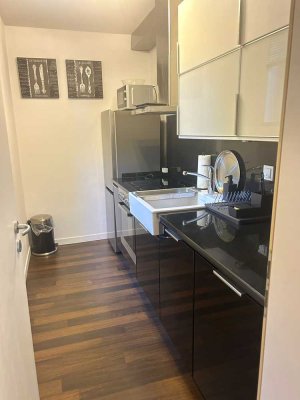 Erstbezug nach Sanierung mit EBK: Exklusive 2-Zimmer-Souterrain-Wohnung mit geh. Innenausstattung