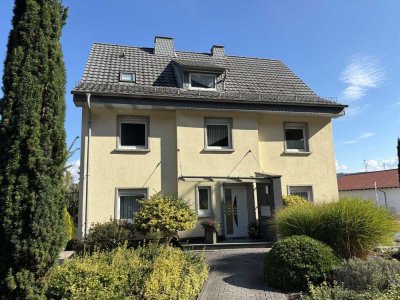 Gepflegtes Zweifamilienhaus mit umfangreichen Gewerbeflächen und großem Grundstück
