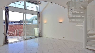 LICHTVERWÖHNTE 2-ZIMMER-DG-WOHNUNG PLUS GROSSER GALERIE, SCHÖNER TERRASSE UND EINBAUKÜCHE