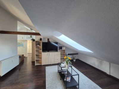Helle 2-Zimmer Dachgeschosswohnung in Frankfurt-Hausen