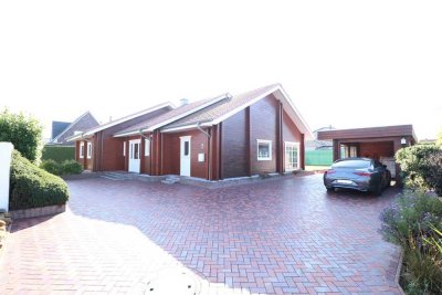 Topgepflegtes, schickes Holzwohnhaus mit Carport-/Gerätegebäude in ruhiger Sackgassenlage