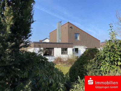 Großzügiges EFH in beliebter Stadtrandlage - Fernwärme - großer Garten - zwei Garagen!