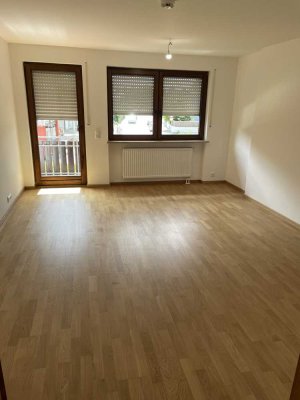 Erstbezug nach umfangreicher Renovierung: schöne 2-Zimmer Wohnung mit Balkon