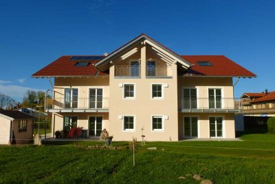 3-4 Zimmer EG-Wohnung mit eig. Garten (Wiesen und Bergblick) + Garage + Stellplatz  in Übersee
