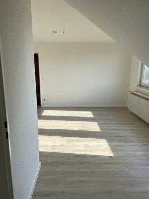 Modernisierte 1 Zimmer Dachgeschosswohnung in zentraler Lage von MG