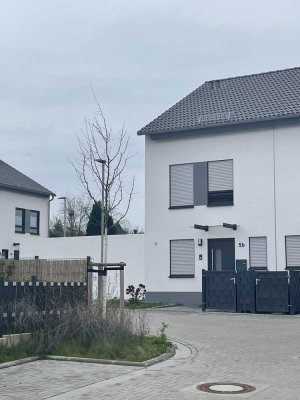 Neubau mit schöner Südwest-Ausrichtung und ruhiger Feldlage