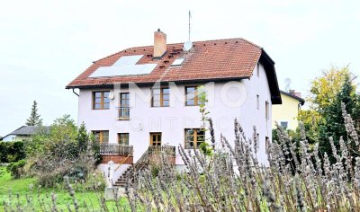 Zweifamilienhaus mit großem Grundstück und Entwicklungspotenzial in Ruhelage