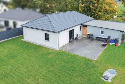 Ebenerdig wohnen in Feldrandlage: Energieeffizienter 4-Zi.-Bungalow mit großen Garten nahe Parchim