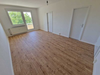 *ab 01.09.25*Kleine sanierte 3-Zimmerwohnung mit hochwertigen Laminatboden + Balkon + gr. Wohnzimmer