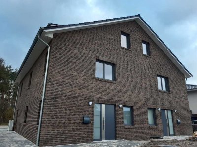 TOLLE LAGE, NEUWERTIGE DHH, HÖCHSTER STANDARD, VIEL PLATZ