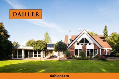 Design trifft Natur: Architektenhaus mit Indoor-Pool, malerischem Garten und idyllischem Teich