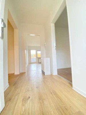 *** ERSTBEZUG NACH SANIERUNG *** Sehr helles Single-Apartment im EG mit Balkon ***