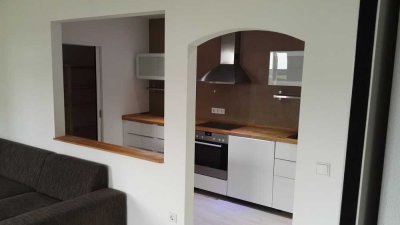Neuwertige 80 m² 3-Raum-Hochparterre-Wohnung mit Einbauküche und Garten in Laaber