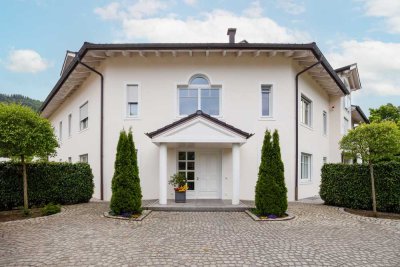 Alpiner Chic trifft Urbanen Stil: Gartenwohnung mit Bergblick