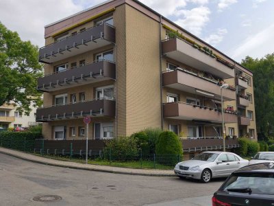 Große 4 Zimmer-Wohnung mit 2 Balkonen und Garage. Sanierungsbedürftig, aber voller Möglichkeiten!