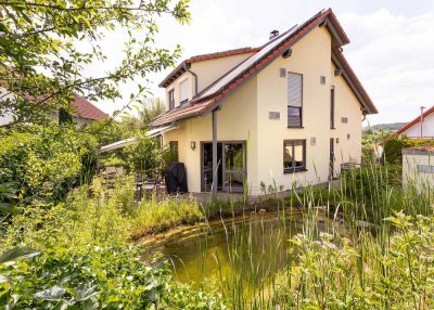 Familienfreundliche Doppelhaushälfte mit Gartenidylle und Teich – Ihr Zuhause zum Wohlfühlen
