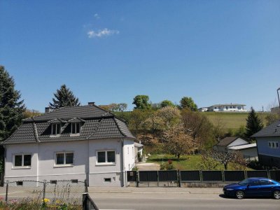 Einfamilienhaus mit großem Grundstück &amp; großer Halle zu verkaufen
