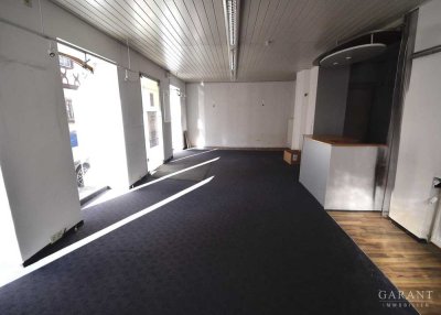 Mehrfamilienhaus mit Ladenlokal und zwei Wohnungen in zentraler Lage