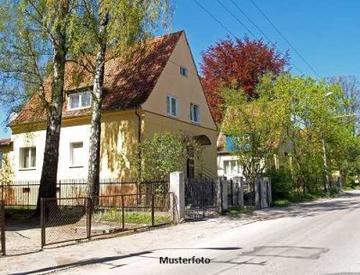 Dreifamilienhaus nebst Garten und Garage
