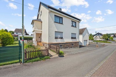 Attraktives Zweifamilienhaus mit ausgebautem Dachgeschoss, Garage & Stellplätzen