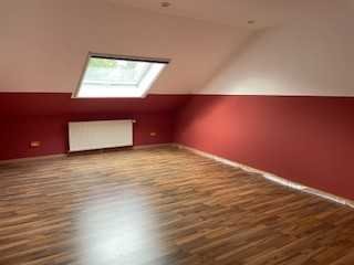 Dachgeschoss-Wohnung mit Waschküche, Gartennutzung & Kfz.Einstellplatz ..