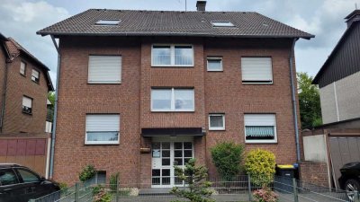 Freistehendes Dreifamilienhaus mit großem Garten und Garagen