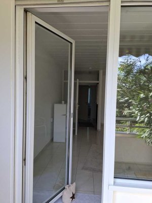 Geschmackvolle, neuwertige 2-Raum-Hochparterre-Wohnung mit geh. Innenausstattung mit Balkon und EBK