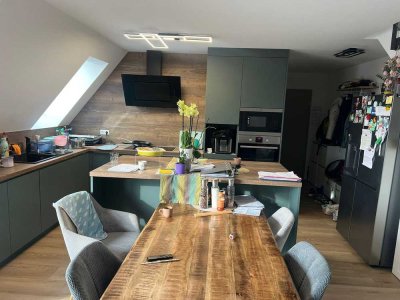 Neubau Maisonette 4,5 ZW; neue EBK mit Theke, ruhige Süd-Aussichtslage