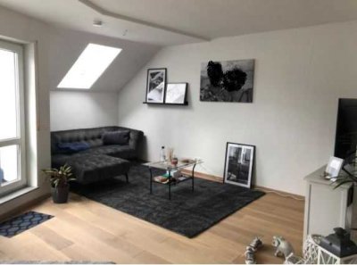 Schöne 3 Zimmer DG-Wohnung mit Parkett, Tageslichtbad, Gäste-WC, Loggia, TG-Stellplatz, Keller