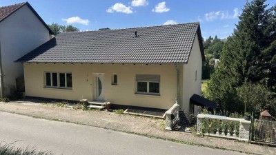 Gepflegtes Ein- bis Zweifamilienhaus in Hanglage mit traumhaftem Ausblick!