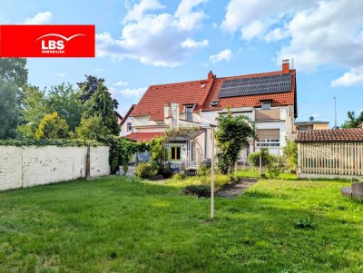 Historischer Charme trifft modernen Komfort – Doppelhaushälfte mit traumhaftem Garten, Pool & Garage