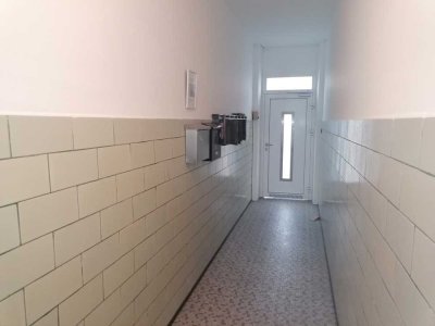 Renditeobjekt in Bous: Mehrfamilienhaus mit drei Gewerbeeinheiten und zusätzlichem Bauland