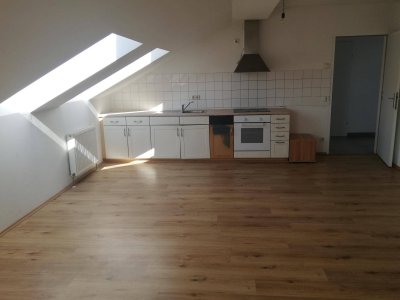 Provisionsfrei von Eigentümer: Helle Dachgeschosswohnung mit Wohnküche und Dachterrasse in stilvollem Altbau