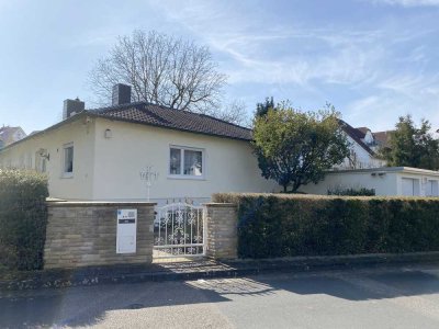 BAD HOMBURG Gonzenheim: Repräsentativer Walmdach-Bungalow mit Ausbaureserve in ruhiger Wohnlage!