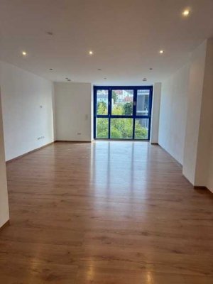 Großzügige und hochwertig ausgestattete Wohnung mit atemberaubenden Freisitz über der Donau