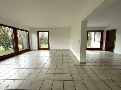 Helle 4,5-Zimmer-Erdgeschosswohnung mit Terrasse, Gartenanteil und Garage in Laichingen
