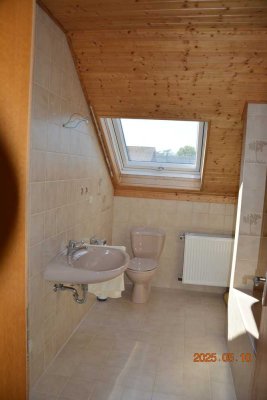 Schöne 2-Zimmer-Dachgeschoßwohnung in ruhiger durchgrünter Wohnlage mit großem Südbalkon
