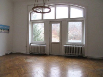 CHARMANTE ALTBAUVILLA MIT GROSSEM GRUNDSTÜCK IN RUHELAGE