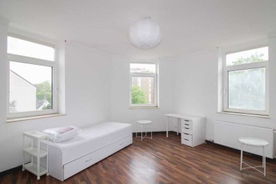 2 Wohneinheiten mit Dachboden & 2 vermietete Garagen - renovierungsbedürfiges Raumwunder